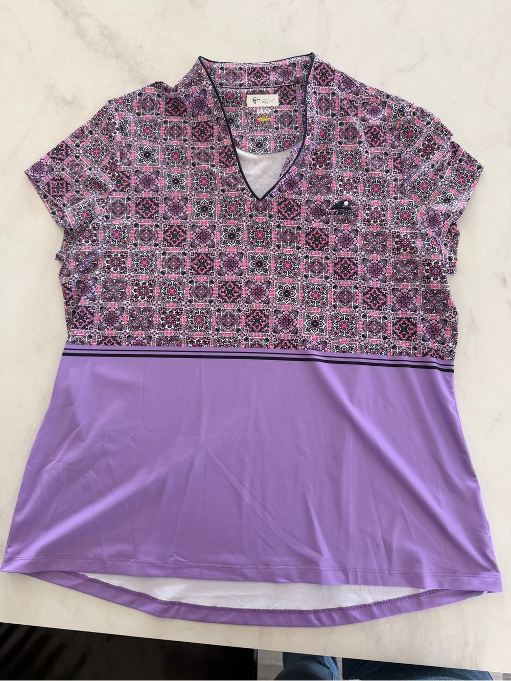Greg Norman Collection Lavender and Black Short Sleeve V-Neck Top